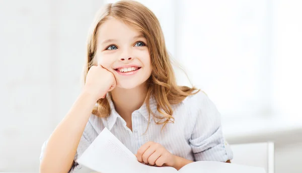 Niña estudiante estudiando en la escuela —  Fotos de Stock