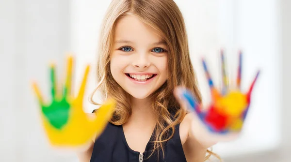 Sorrindo menina mostrando as mãos pintadas — Fotografia de Stock