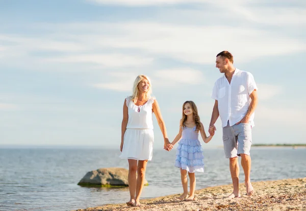 Deniz kenarında mutlu bir aile — Stok fotoğraf