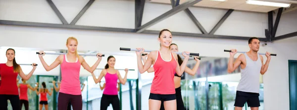 Skupina lidí, cvičit s barbells — Stock fotografie