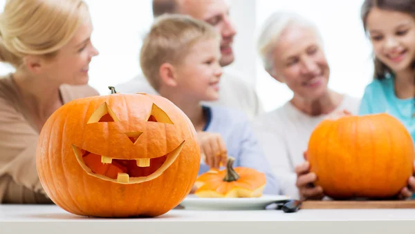 Helloween dýňové svítilny a šťastná rodina — Stock fotografie