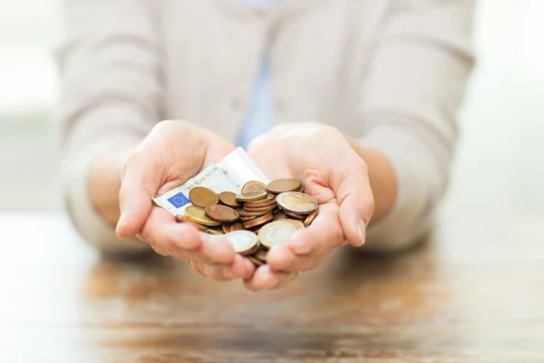 Close up van senior vrouw handen aanhouden van geld — Stockfoto