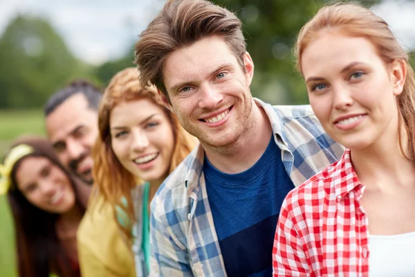 Grupp av leende vänner utomhus — Stockfoto