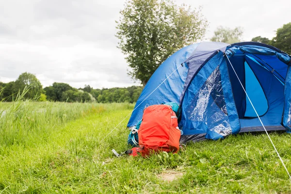 Tente touristique et sac à dos à l'extérieur — Photo