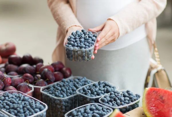孕妇买蓝莓在街边市场 — 图库照片