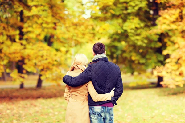 Paar umarmt sich im Herbstpark von hinten — Stockfoto