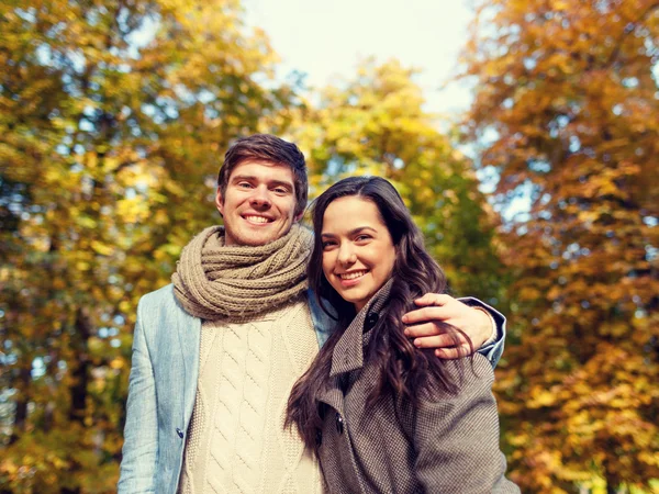 Lächelndes Paar umarmt sich im Herbstpark — Stockfoto