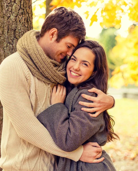 Pareja sonriente abrazándose en el parque de otoño —  Fotos de Stock