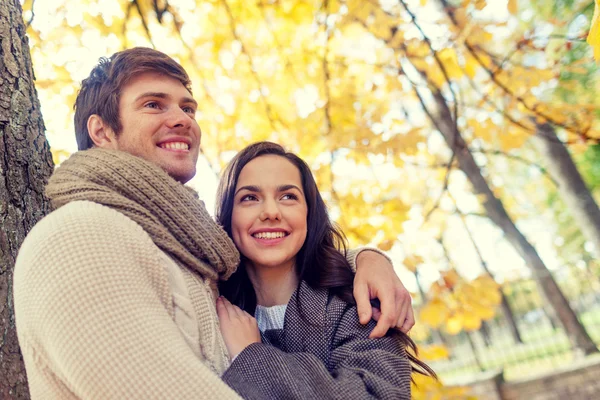 Pareja sonriente abrazándose en el parque de otoño —  Fotos de Stock