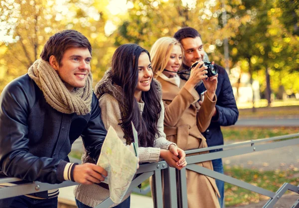 Grupo de amigos con mapa y cámara al aire libre —  Fotos de Stock