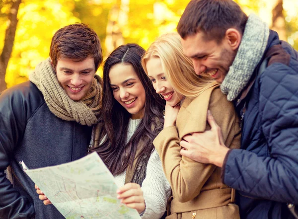 Gruppe von Freunden mit Karte im Freien — Stockfoto