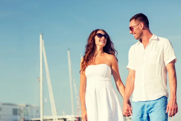 Pareja sonriente en la ciudad — Foto de Stock