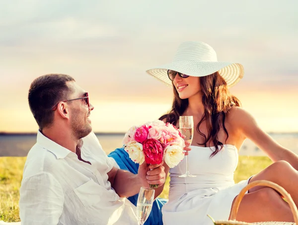 Sonriente pareja bebiendo champán en el picnic — Foto de Stock