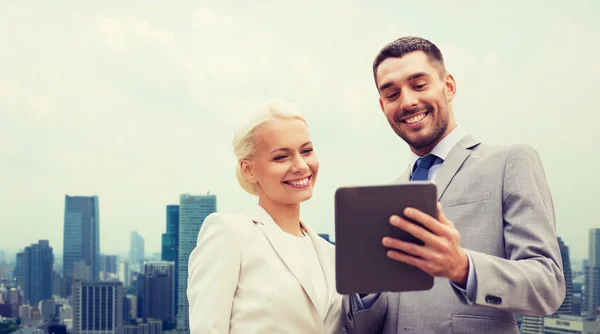 Hombres de negocios sonrientes con tableta PC en la ciudad — Foto de Stock