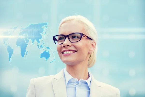 Молодая улыбающаяся деловая женщина в очках на открытом воздухе — стоковое фото