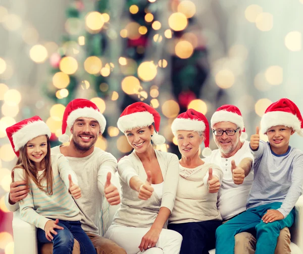 Szczęśliwa rodzina w kapeluszach Santa — Zdjęcie stockowe