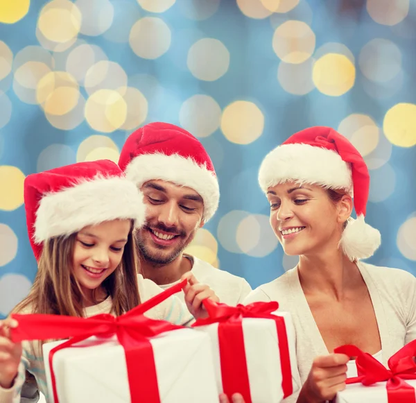 산타 도우미 모자 선물 상자와 함께 행복 한 가족 — 스톡 사진