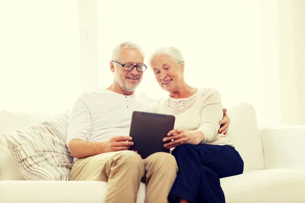 Felice coppia anziana con tablet pc — Foto Stock