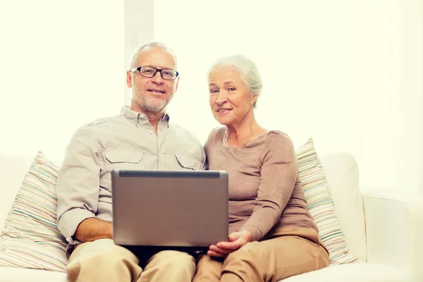 Casal sênior feliz com laptop — Fotografia de Stock