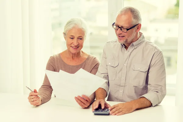 Senior paar met papieren en rekenmachine — Stockfoto