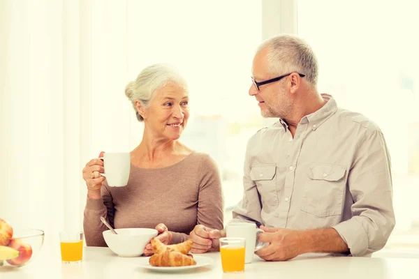 Happy senior couple having breakfast — Stock Photo, Image