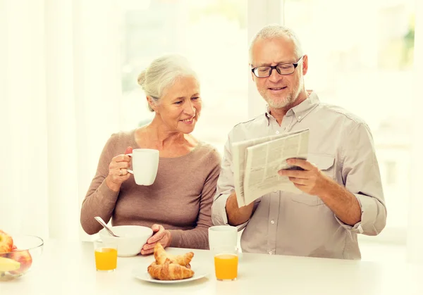 Feliz pareja de ancianos desayunando — Foto de Stock