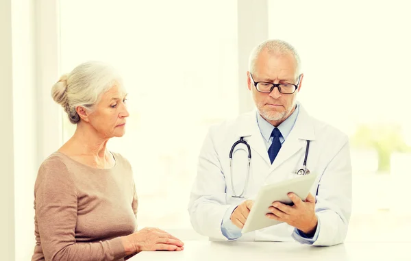 Mujer mayor y médico con tableta pc — Foto de Stock