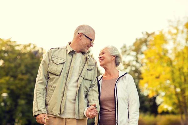 Seniorenpaar in park — Stockfoto