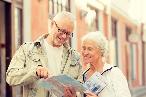 Senior koppel op stad straat — Stockfoto