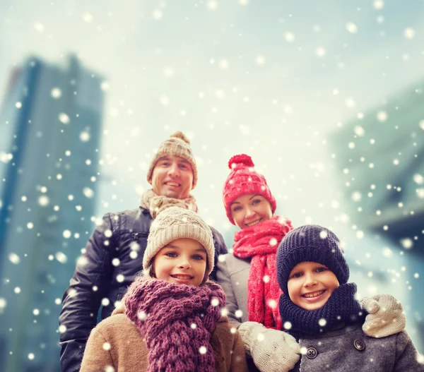 Famiglia felice in abiti invernali all'aperto — Foto Stock