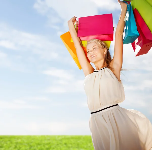 Femme avec sacs à provisions — Photo