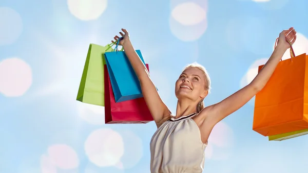 ショッピングバッグと笑顔女性 — ストック写真