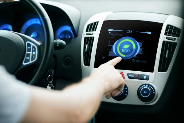 Режим мужской ручной настройки автомобиля эко-системы на экране — стоковое фото
