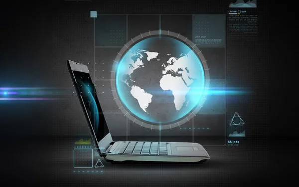 Opengeklapte laptopcomputer met globe projectie — Stockfoto