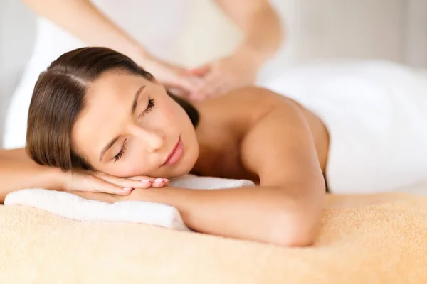 Hermosa mujer en el salón de spa — Foto de Stock