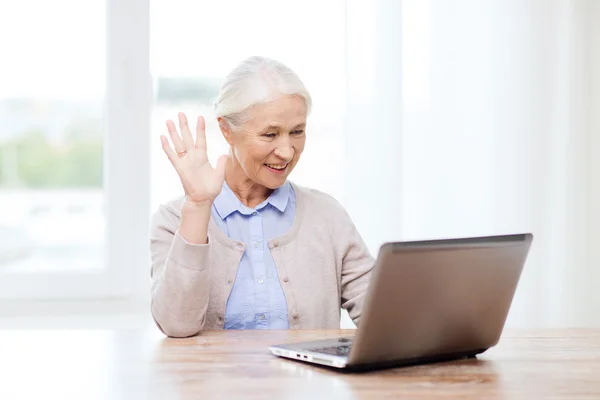 Donna anziana con laptop — Foto Stock