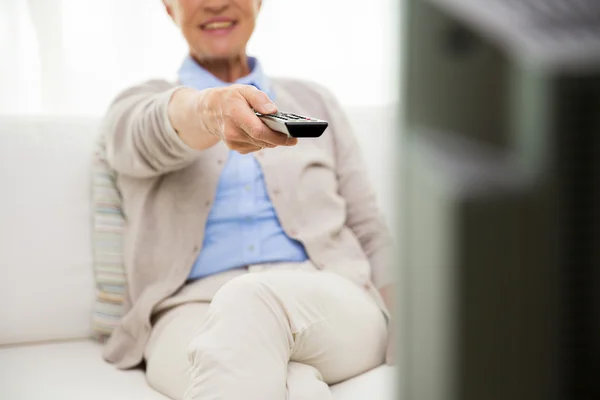 Glückliche Seniorin vor dem Fernseher — Stockfoto