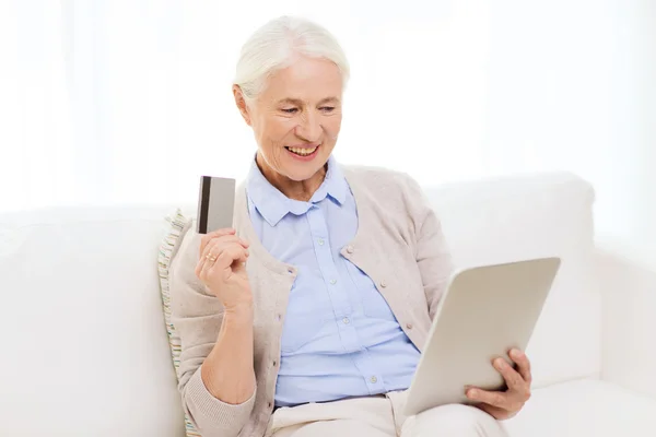 Donna con tablet pc e carta di credito — Foto Stock