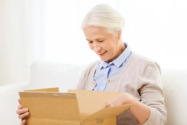 Šťastný starší žena s balíčkem box — Stock fotografie