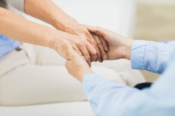 Primer plano de las manos de las mujeres mayores y jóvenes — Foto de Stock