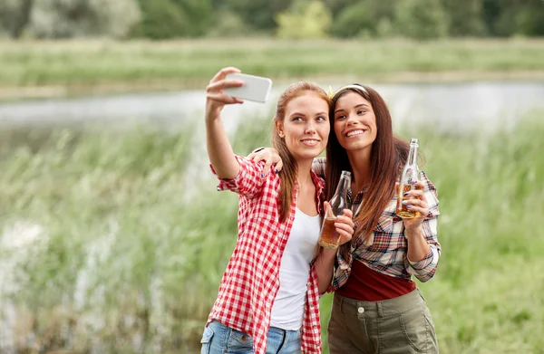 Mujeres felices tomando selfie por teléfono inteligente — Foto de Stock