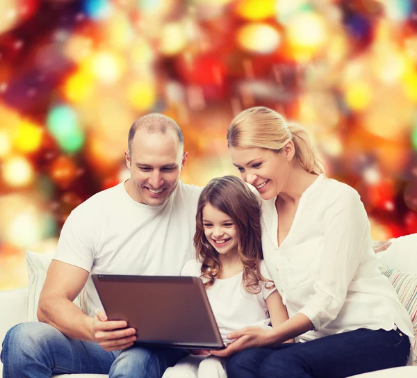 Familia sonriente con portátil — Foto de Stock