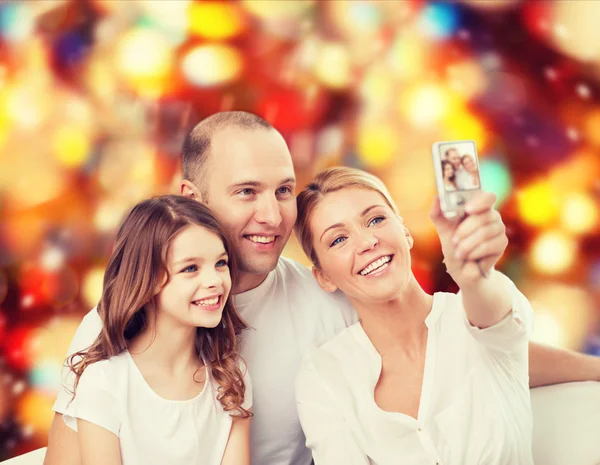 Família feliz com câmera em casa — Fotografia de Stock