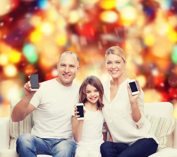 Lycklig familj med smartphones — Stockfoto