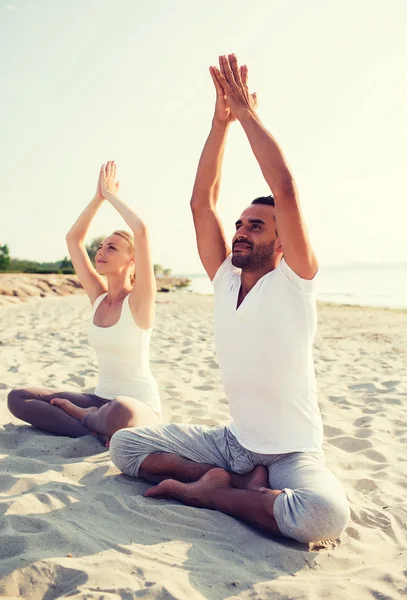 Par gör yogaövningar utomhus — Stockfoto