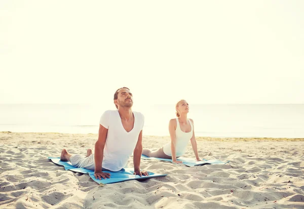 Açık havada iki yapım yoga egzersizleri — Stok fotoğraf