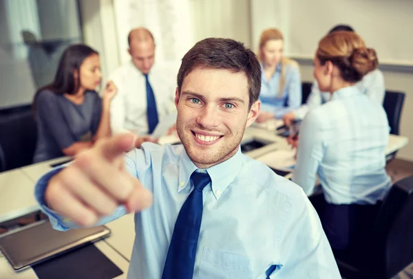 Grupo de empresarios sonrientes reunidos en el cargo — Foto de Stock