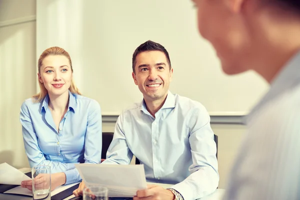 Gruppo di imprenditori sorridenti che si incontrano in ufficio — Foto Stock