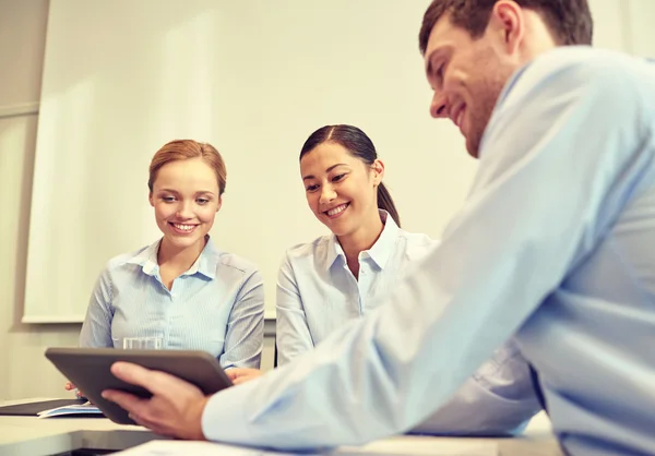 Smiling businesspeople with tablet pc — Stock Photo, Image