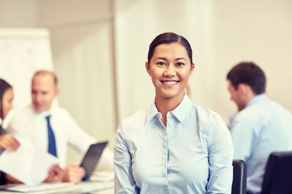 Grupp av leende företagare i office — Stockfoto